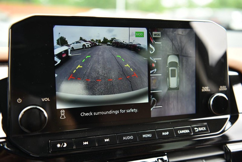 Nissan Pathfinder Vehicle Image 14