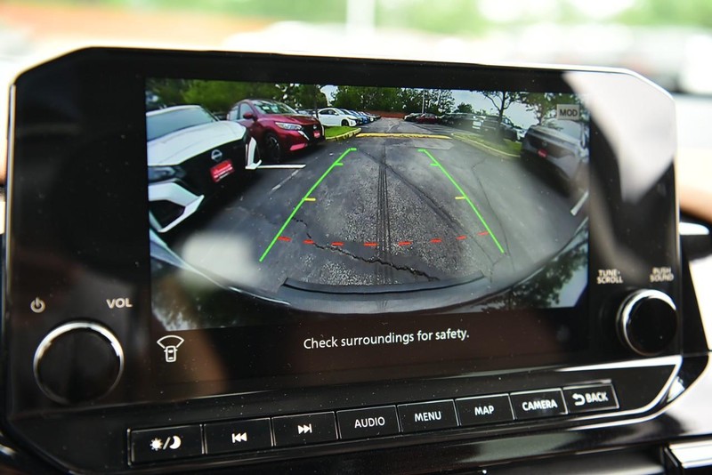 Nissan Pathfinder Vehicle Image 17