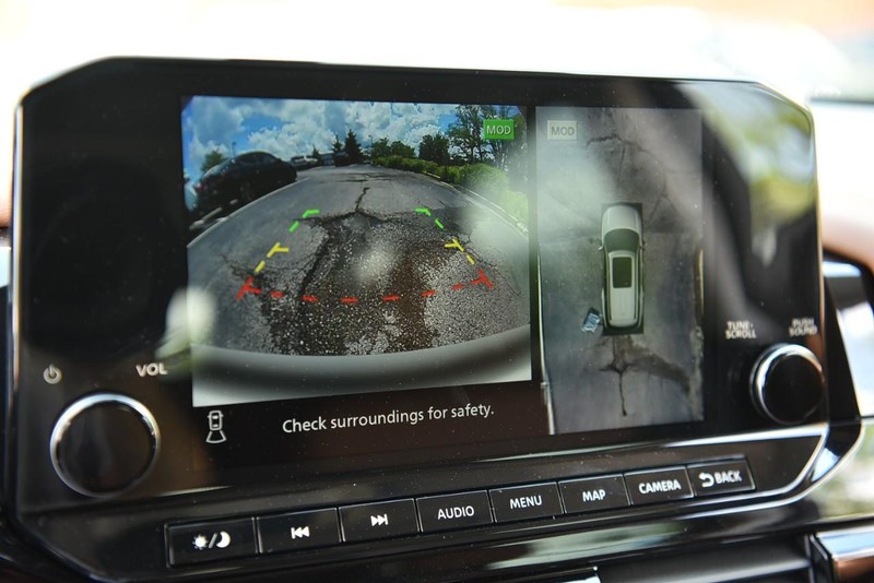 Nissan Pathfinder Vehicle Image 14