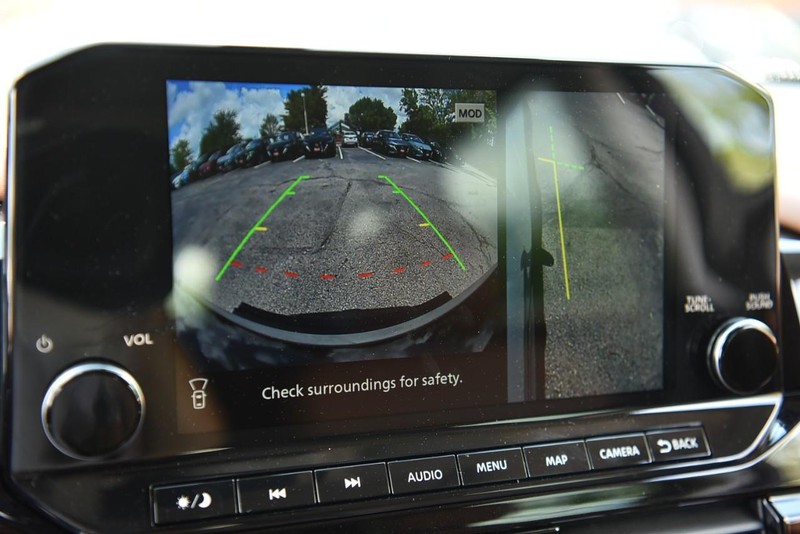 Nissan Pathfinder Vehicle Image 16