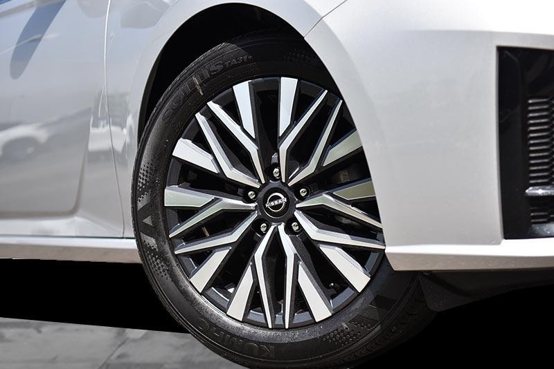 Nissan Altima Vehicle Image 03