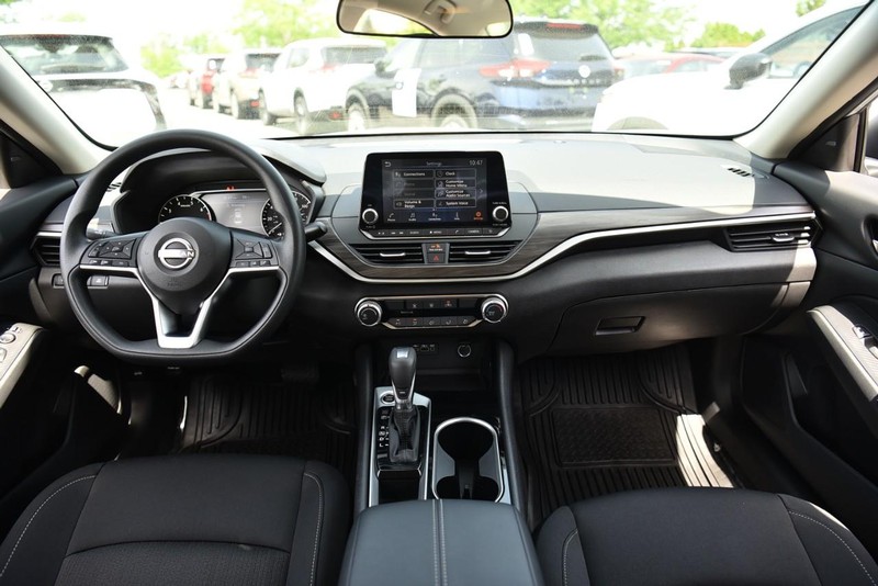 Nissan Altima Vehicle Image 08