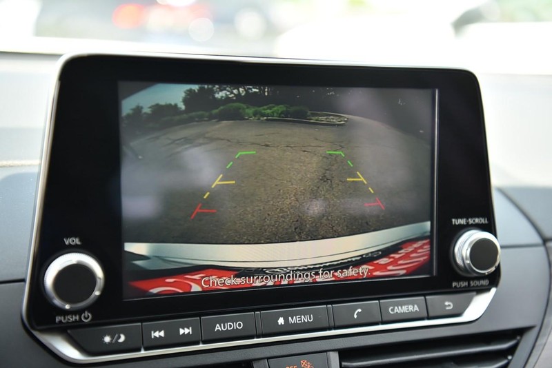 Nissan Altima Vehicle Image 13