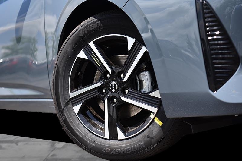 Nissan Sentra Vehicle Image 03