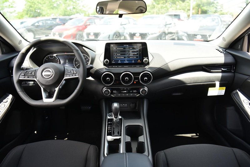 Nissan Sentra Vehicle Image 08