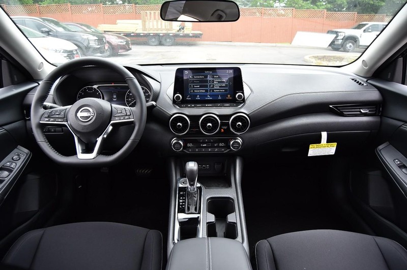 Nissan Sentra Vehicle Image 08