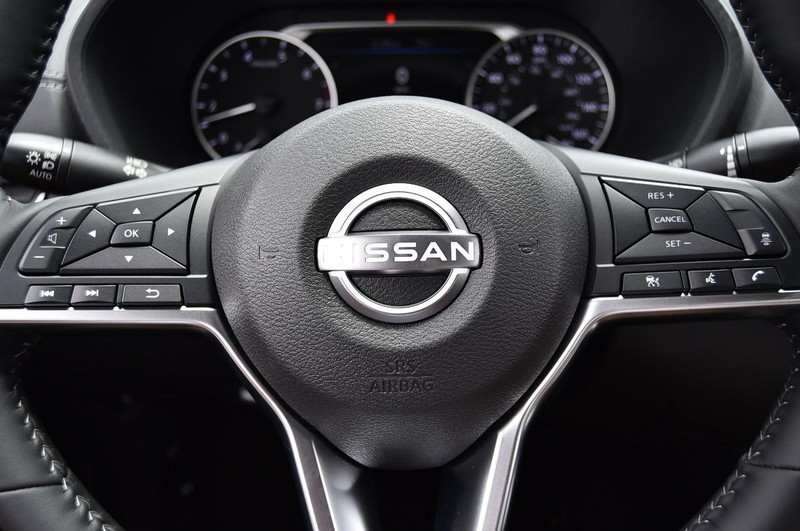 Nissan Sentra Vehicle Image 18