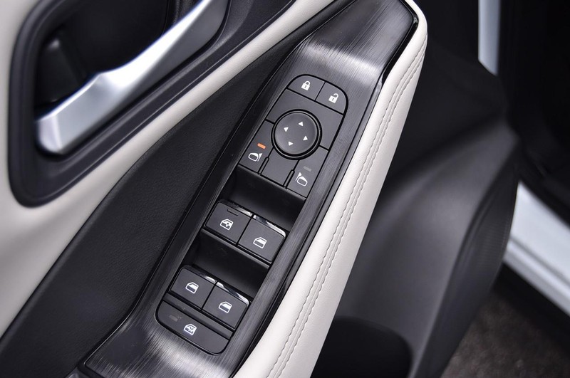 Nissan Rogue Vehicle Image 09