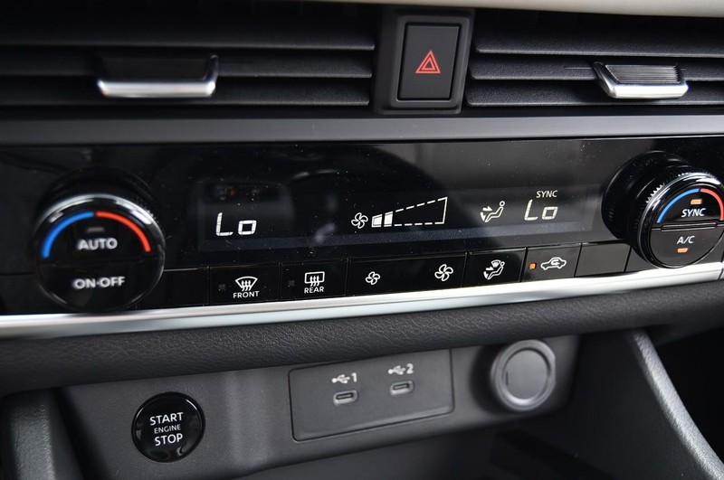 Nissan Rogue Vehicle Image 15