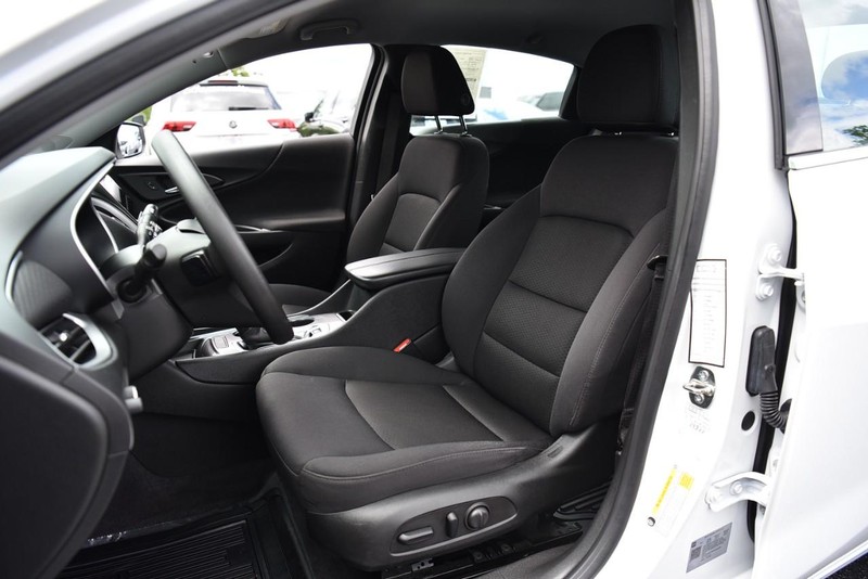Chevrolet Malibu Vehicle Image 18