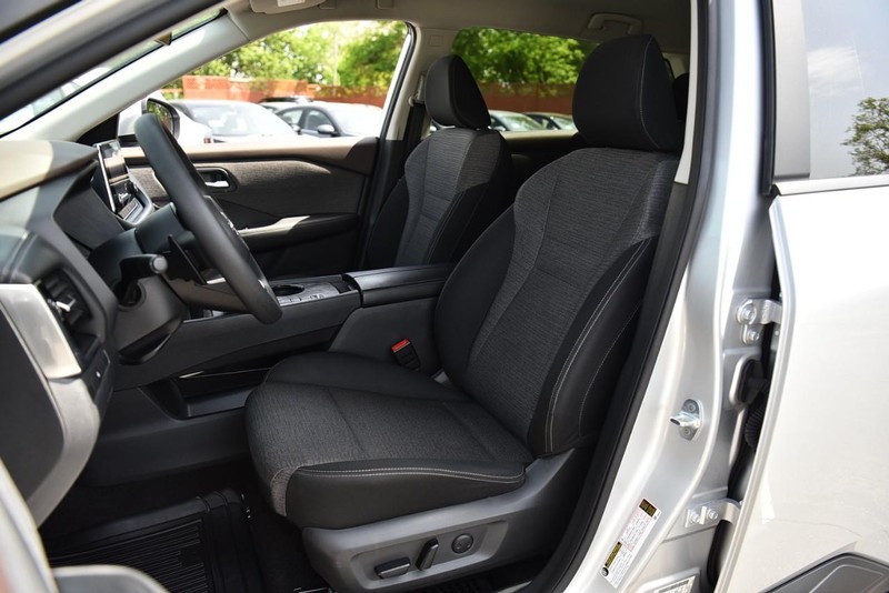 Nissan Rogue Vehicle Image 19