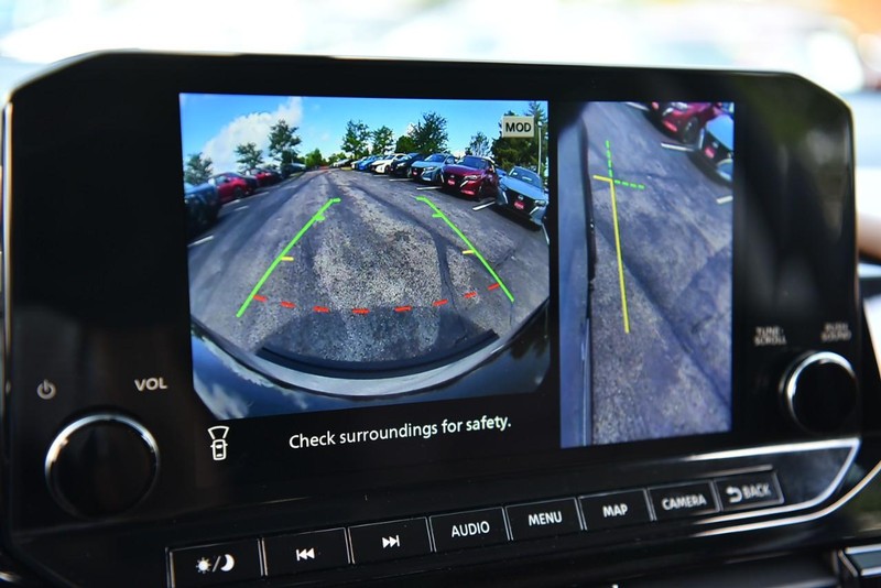 Nissan Pathfinder Vehicle Image 16