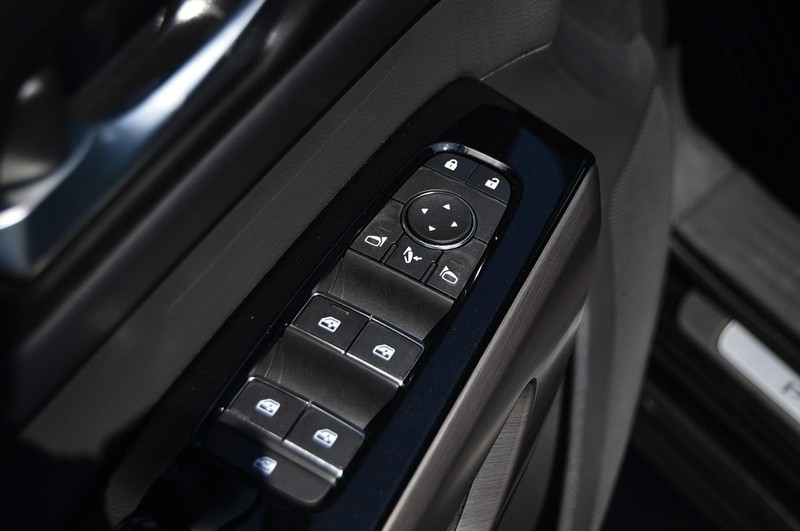 Nissan Pathfinder Vehicle Image 09