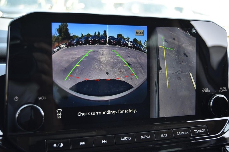 Nissan Pathfinder Vehicle Image 16