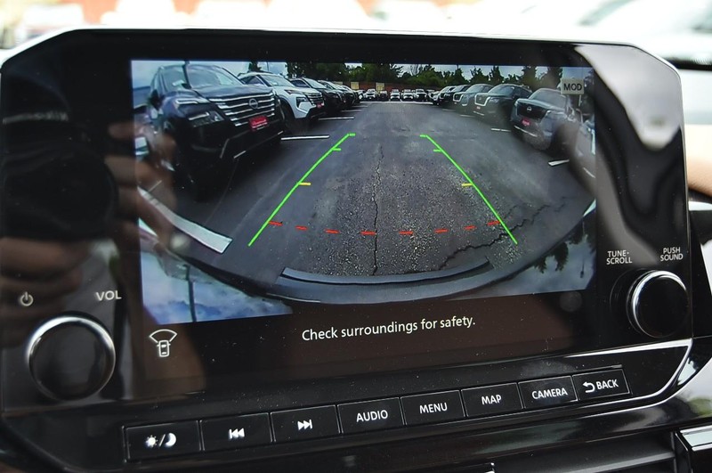 Nissan Pathfinder Vehicle Image 17