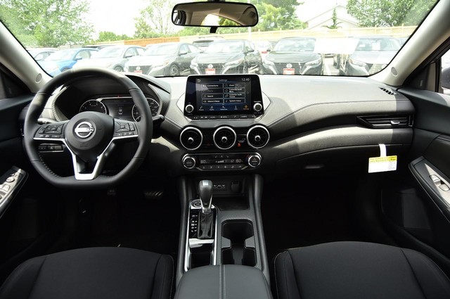 Nissan Sentra Vehicle Image 08