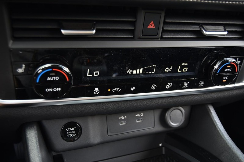 Nissan Rogue Vehicle Image 15