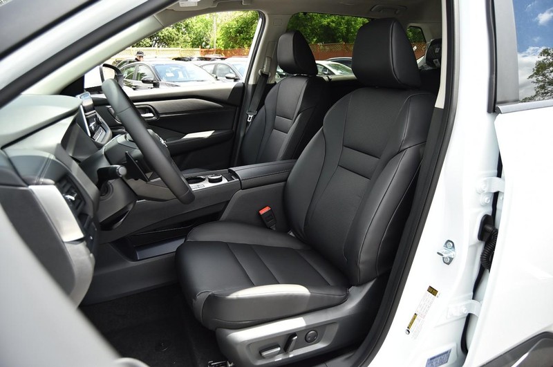 Nissan Rogue Vehicle Image 19