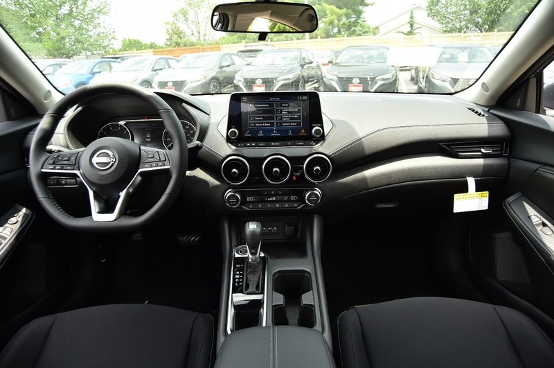 Nissan Sentra Vehicle Image 08