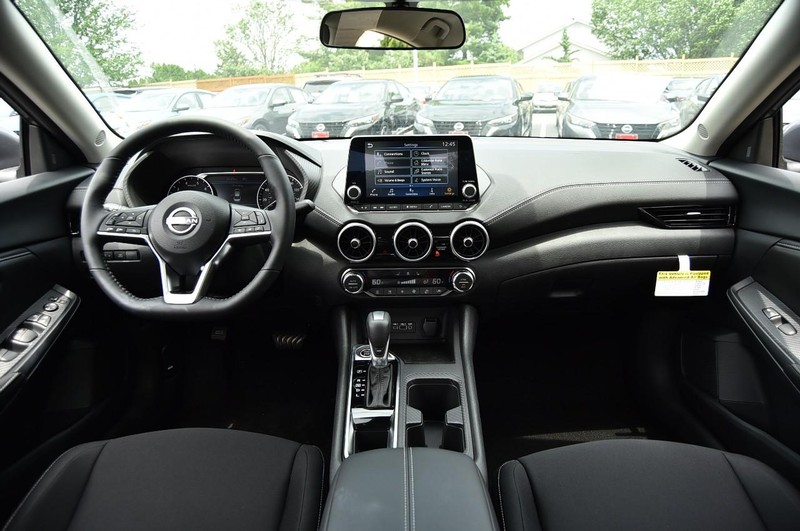 Nissan Sentra Vehicle Image 08