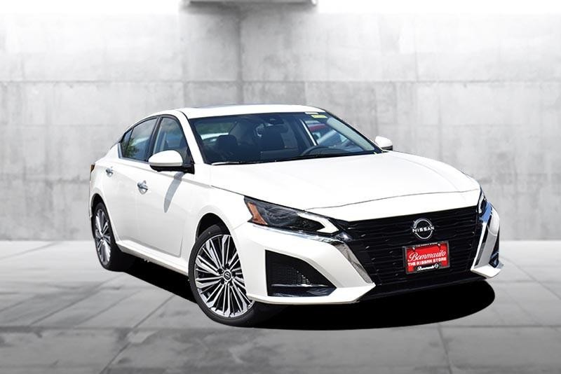 Nissan Altima Vehicle Image 02