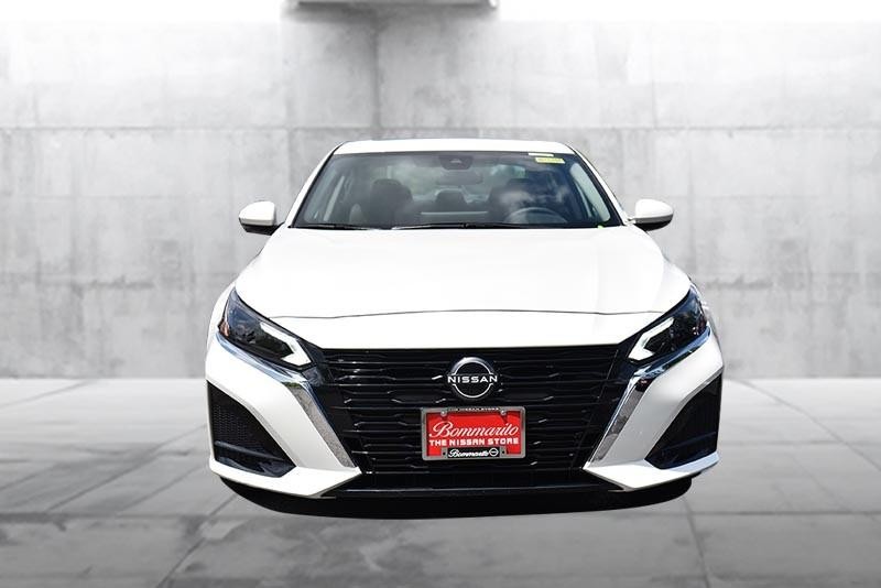Nissan Altima Vehicle Image 04