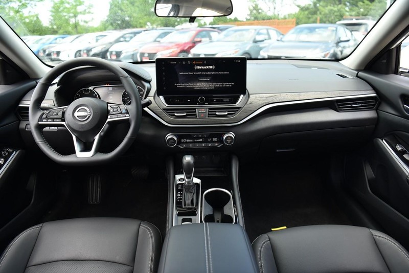 Nissan Altima Vehicle Image 08