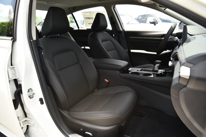 Nissan Altima Vehicle Image 21