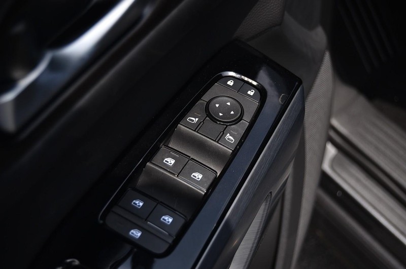 Nissan Pathfinder Vehicle Image 09
