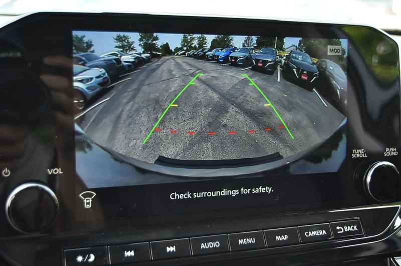 Nissan Pathfinder Vehicle Image 16