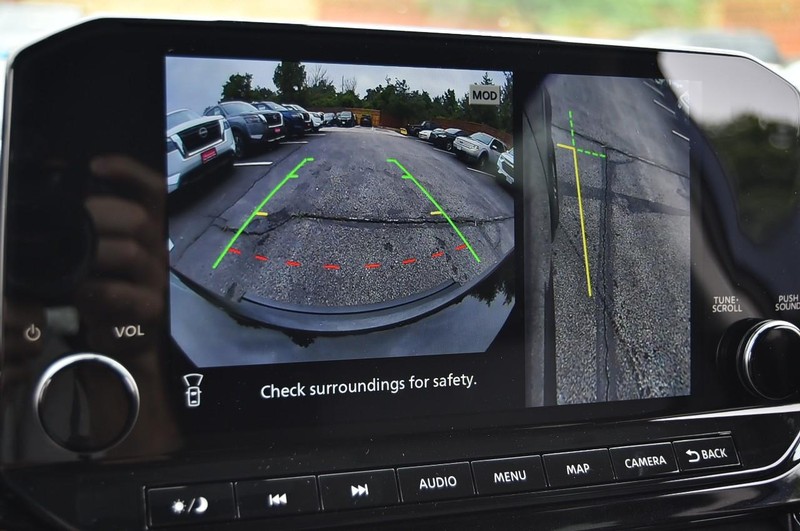 Nissan Pathfinder Vehicle Image 15