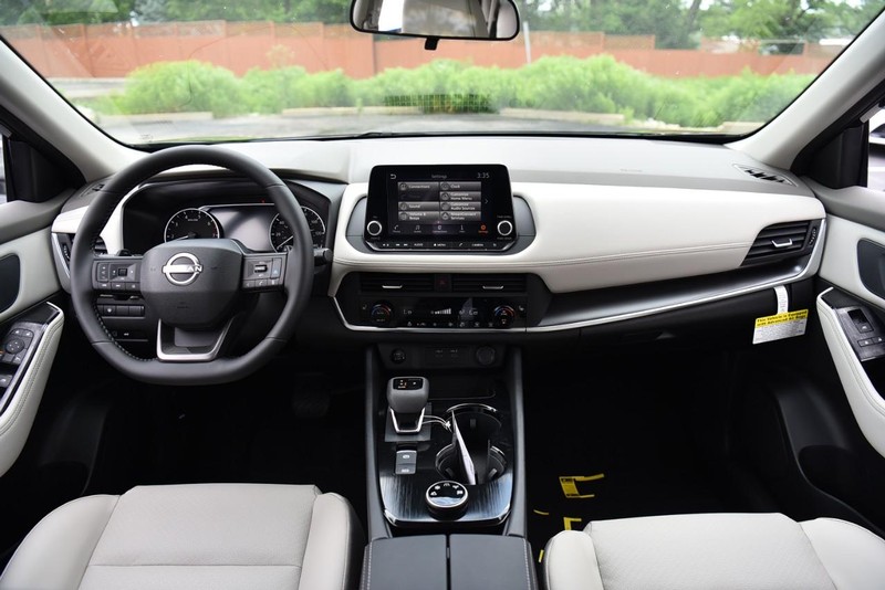 Nissan Rogue Vehicle Image 08