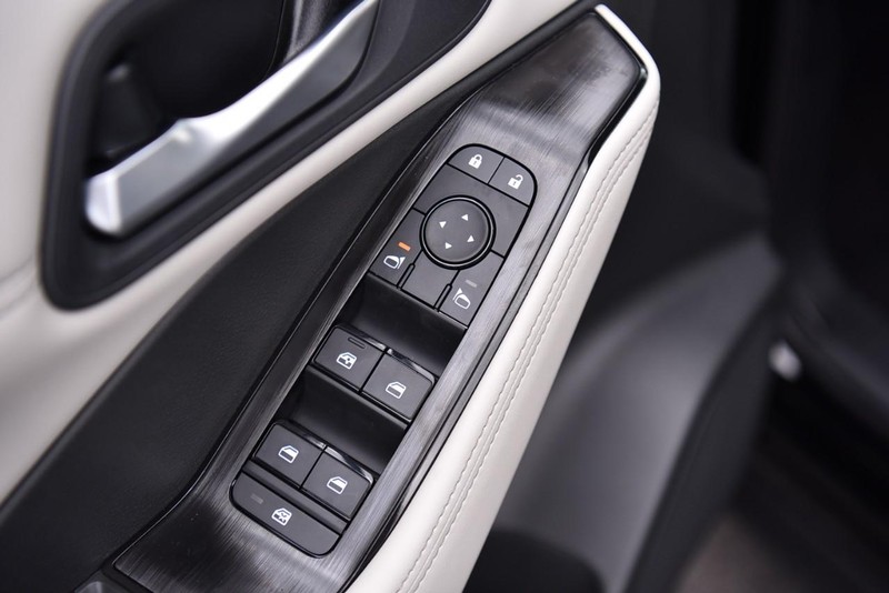 Nissan Rogue Vehicle Image 09