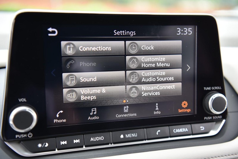 Nissan Rogue Vehicle Image 15