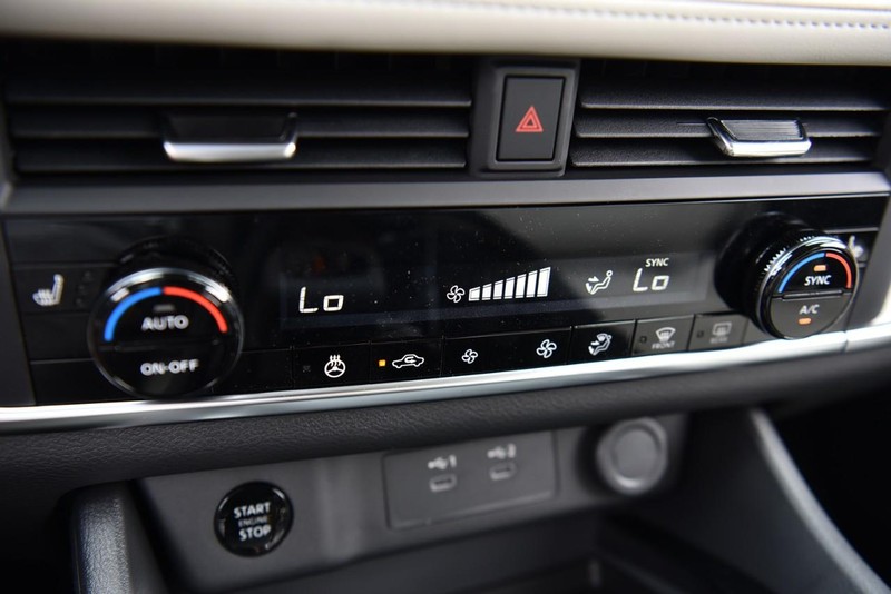 Nissan Rogue Vehicle Image 16
