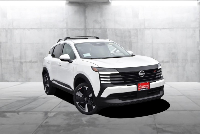 Nissan Kicks Vehicle Full-screen Gallery Image 2