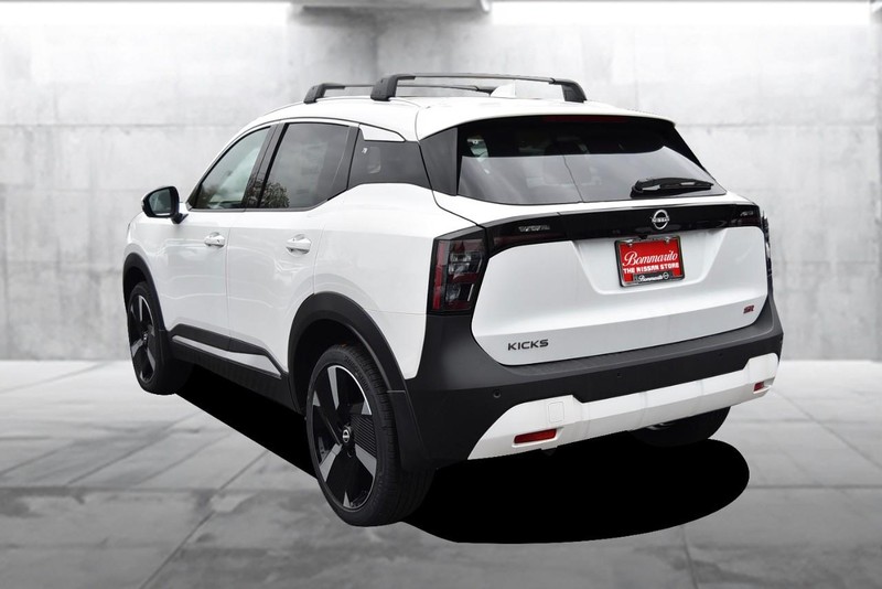 Nissan Kicks Vehicle Full-screen Gallery Image 7