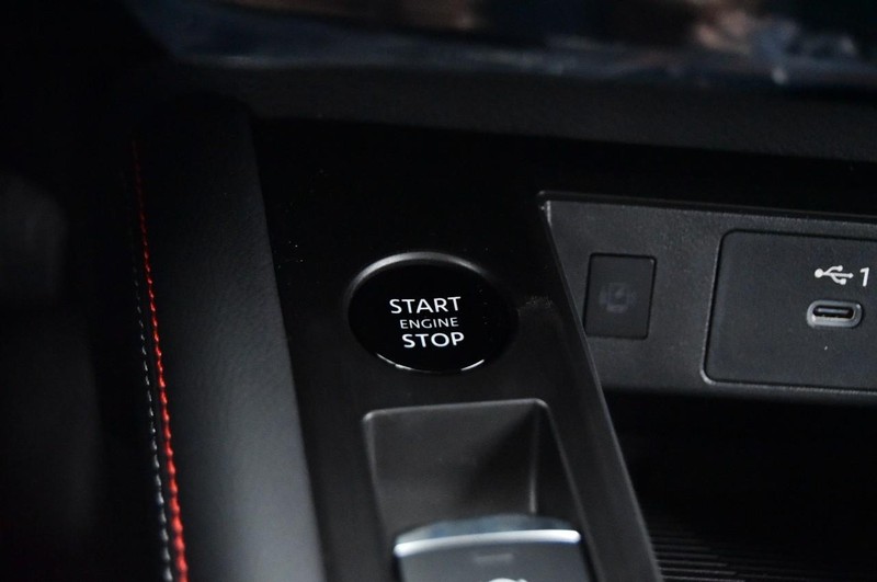 Nissan Kicks Vehicle Full-screen Gallery Image 20