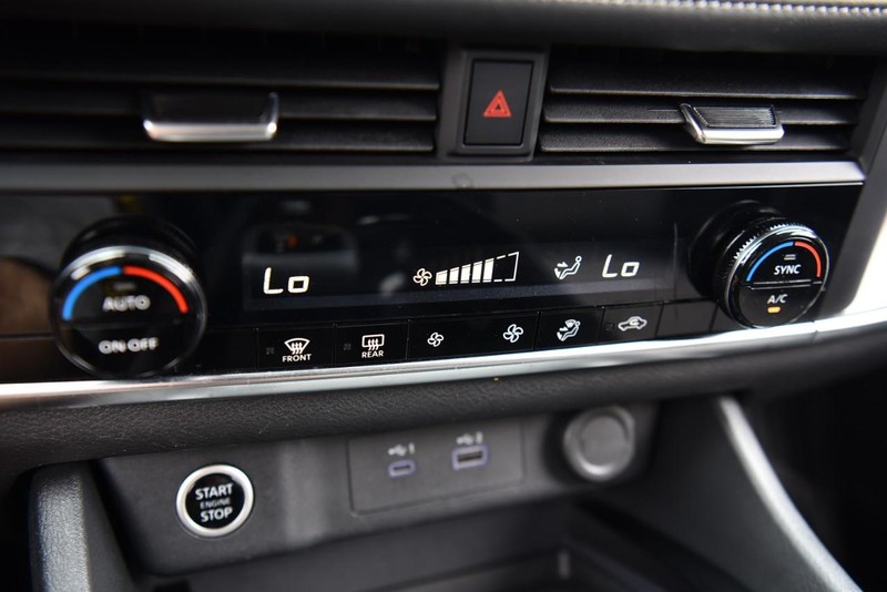 Nissan Rogue Vehicle Image 15