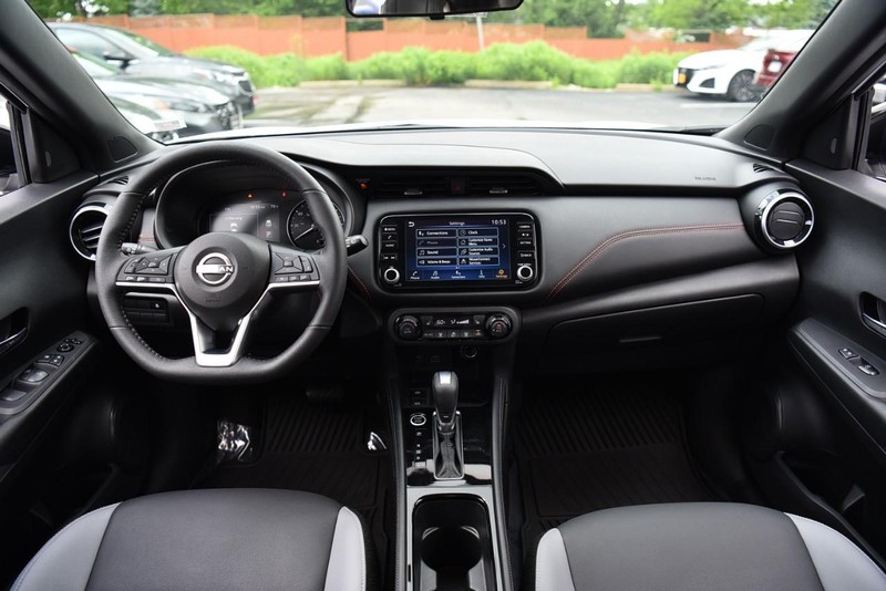 Nissan Kicks Vehicle Image 08