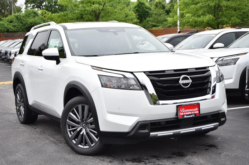 Nissan Pathfinder Vehicle Image 02