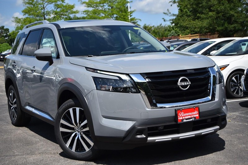 Nissan Pathfinder Vehicle Image 02