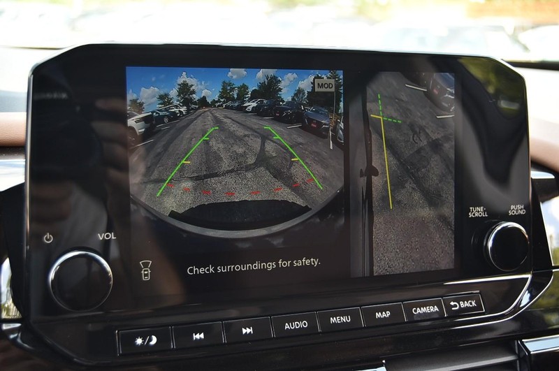 Nissan Pathfinder Vehicle Image 16