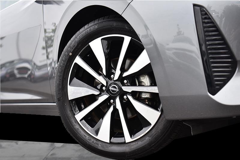 Nissan Sentra Vehicle Image 03