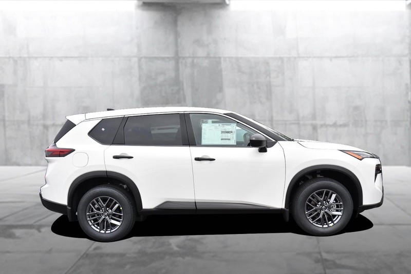 Nissan Rogue Vehicle Image 05