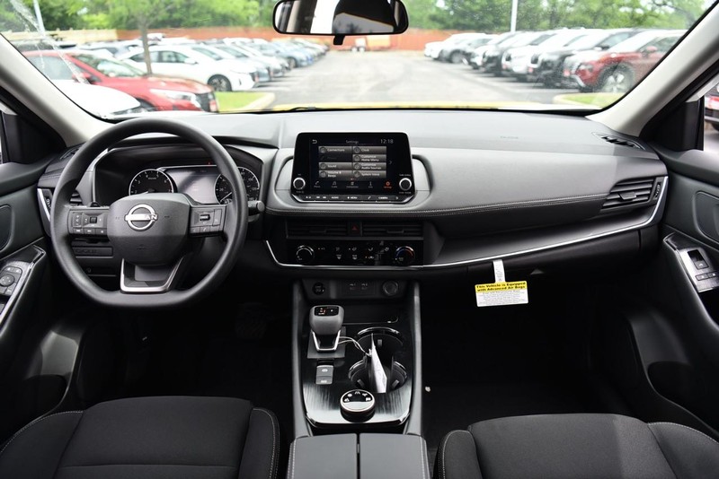 Nissan Rogue Vehicle Image 08