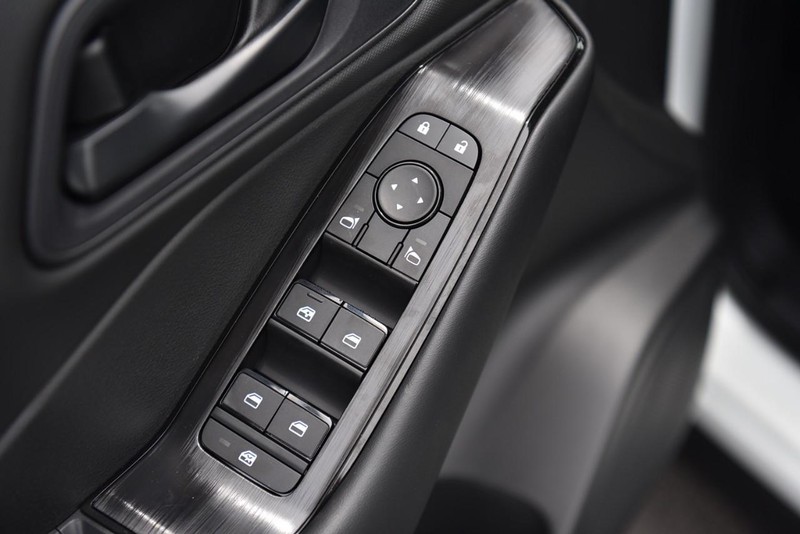 Nissan Rogue Vehicle Image 09