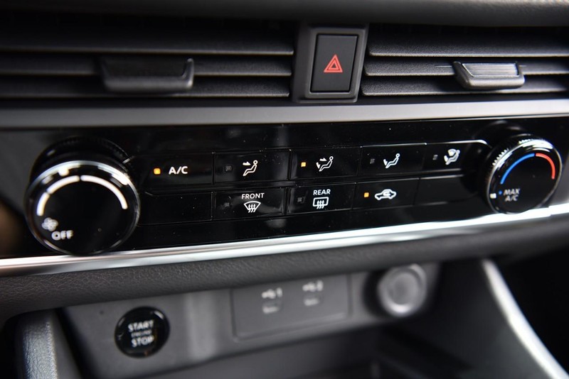 Nissan Rogue Vehicle Image 15
