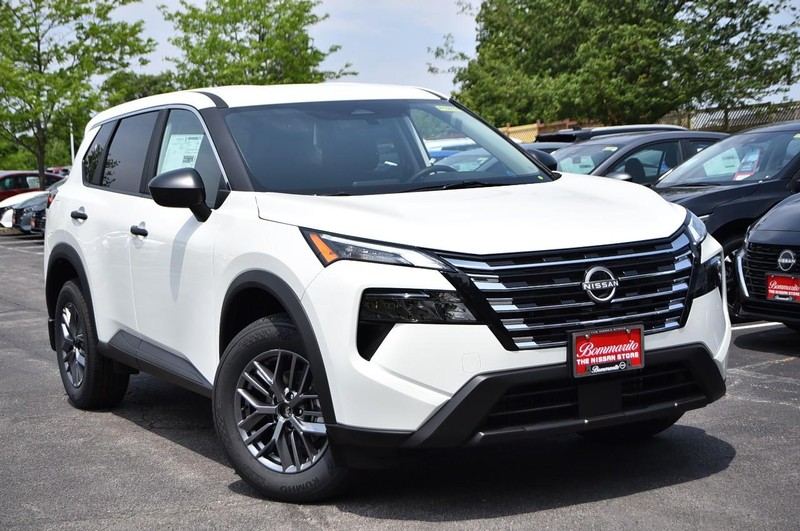 Nissan Rogue Vehicle Full-screen Gallery Image 2