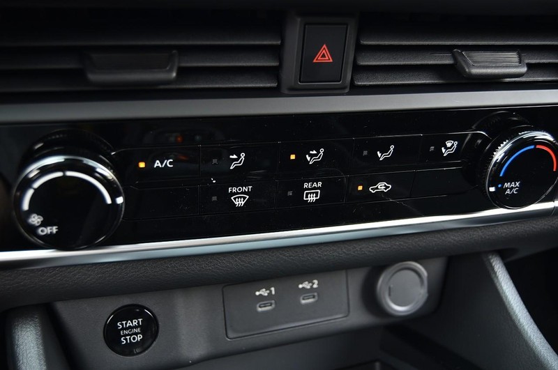 Nissan Rogue Vehicle Image 15